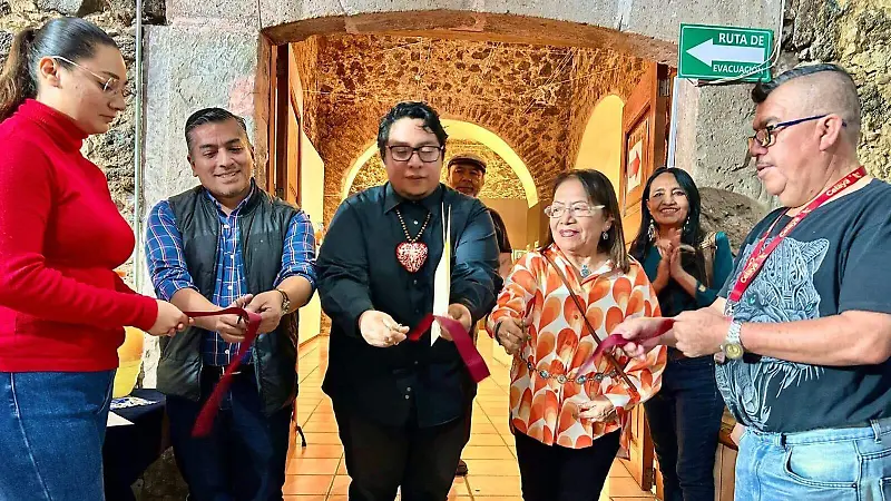 Momento en el que el artista realiza el corte del listón de apertura de su exposición.